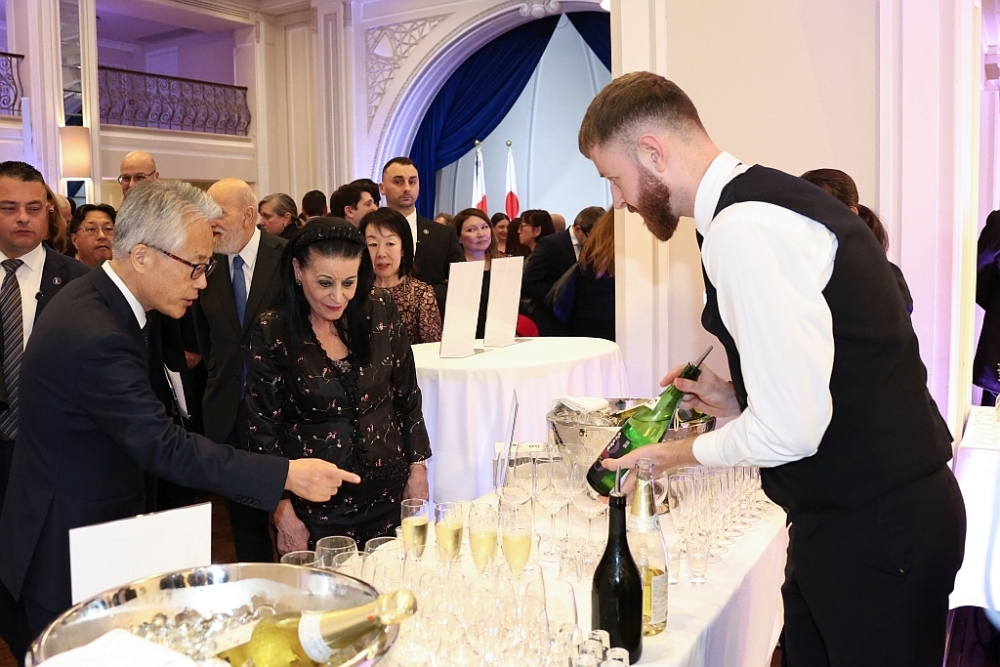 Photo of  H.E. President visiting sake booth