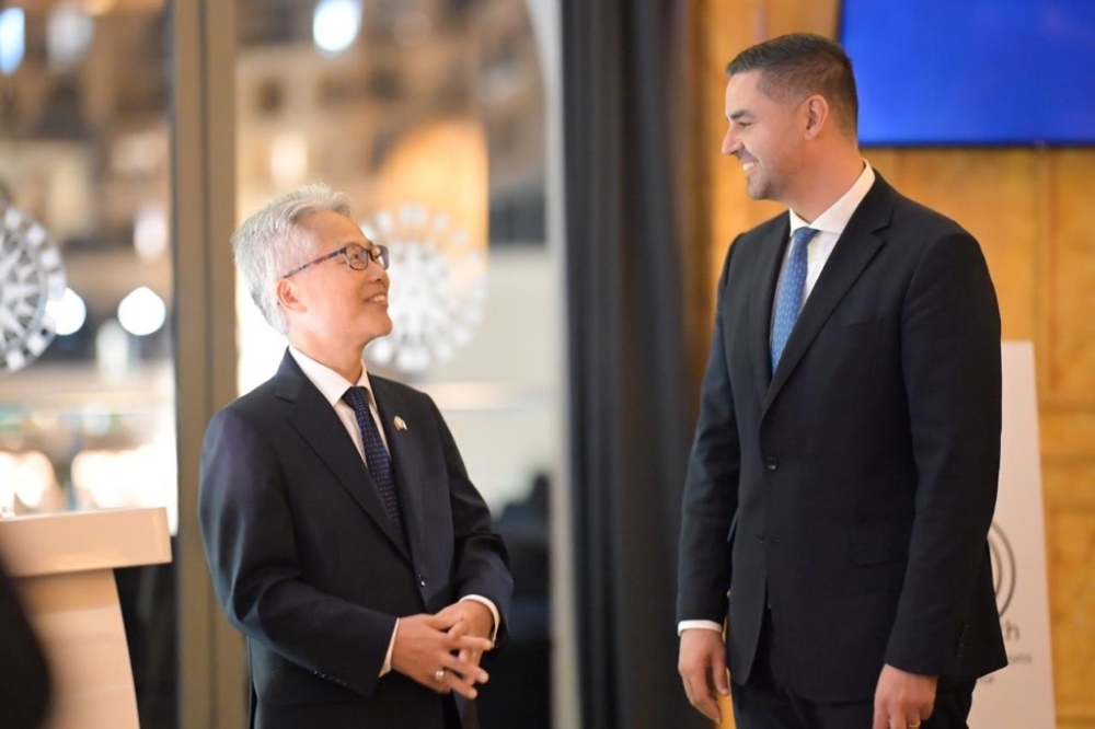 鈴木大使とボージュ外相