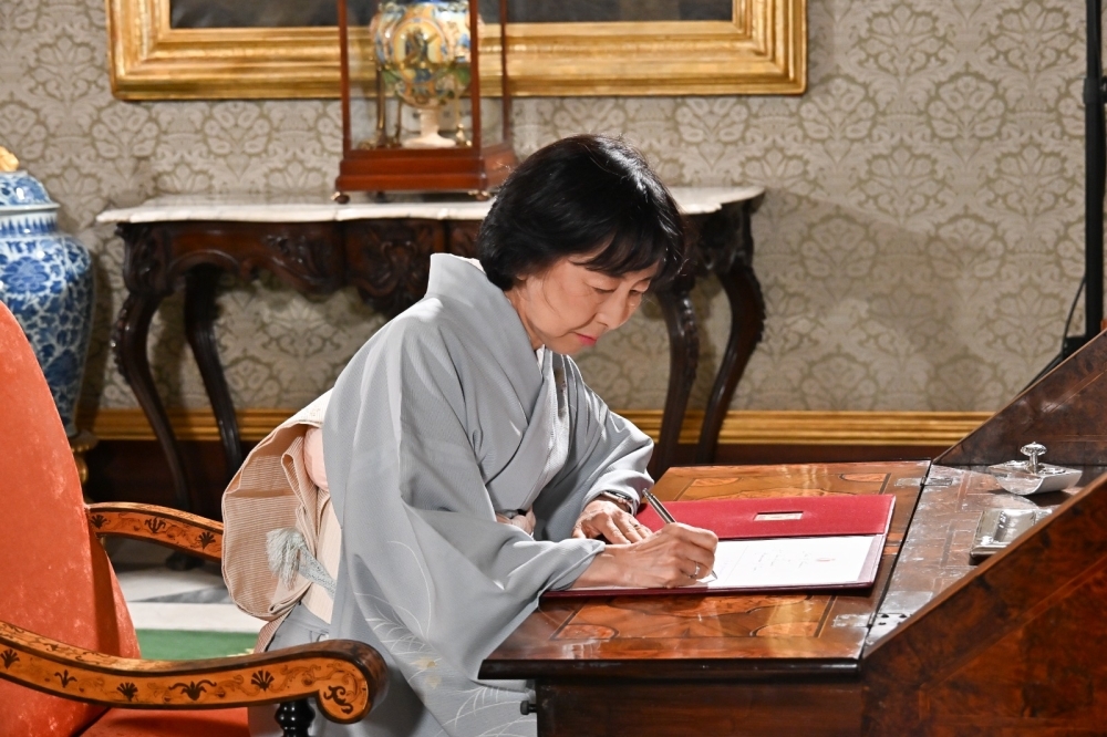 Her Excellency Ambassador ONO Hikariko signing the guest book