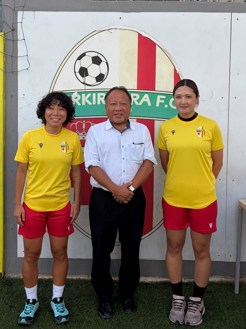 小林臨時代理大使と日本人サッカー選手